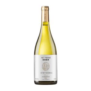 長和翡翠 Fei Tswei Reserve Chardonnay 2019 White wine bottle with gold foil cap on a white background