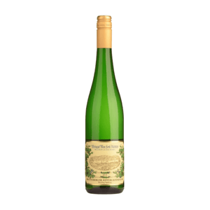 Max Richter Braune Juffer-Sonnenuhr Spatlese 2023 bottle with gold cap on a white background